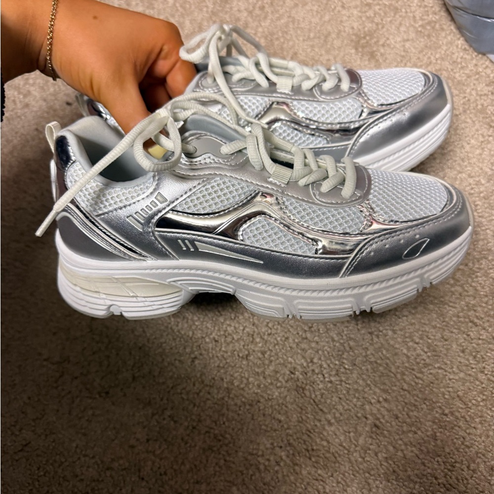 Steve Madden Women's Silver and White Sneakers
